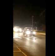[Vídeo] Pardal eletrônico dispara flashes repetidamente e preocupa motoristas