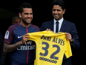 Lateral brasileiro Daniel Alves assina contrato de duas temporadas com o PSG
