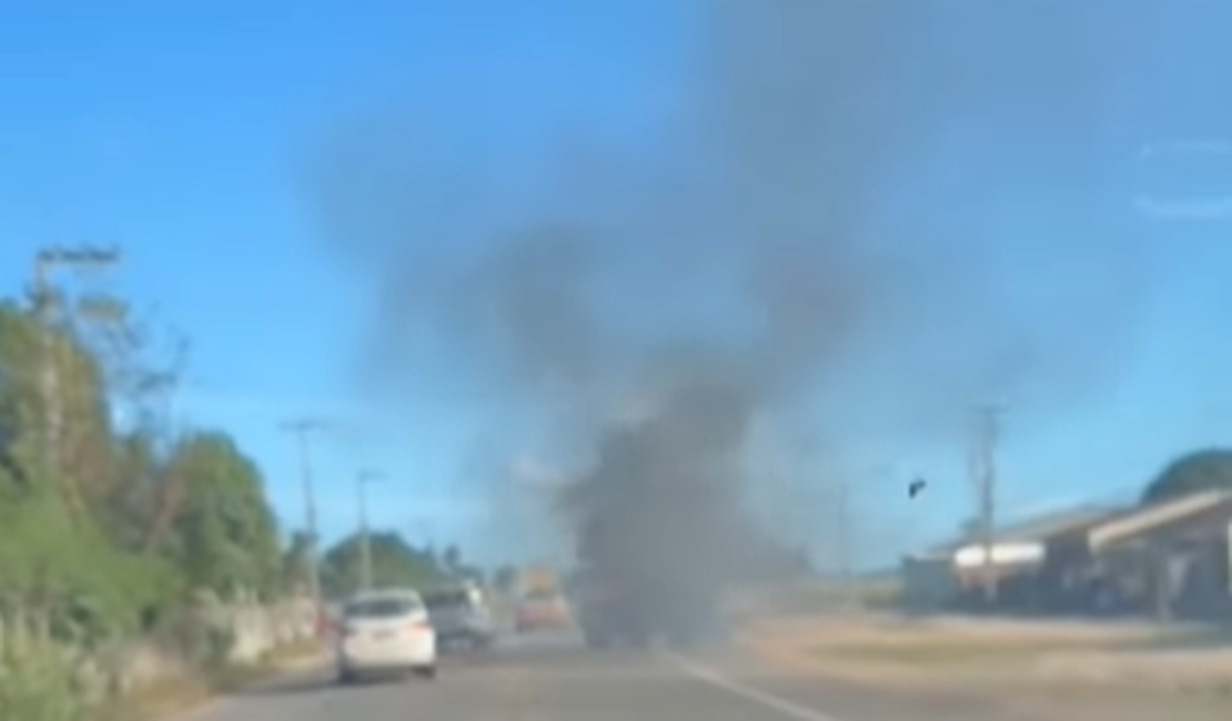 Caminhonete pega fogo e fica completamente destruída em São Sebastião