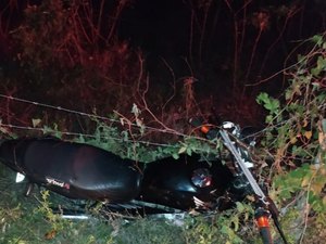 Motociclista morre após veículo invadir contramão e se chocar contra árvore