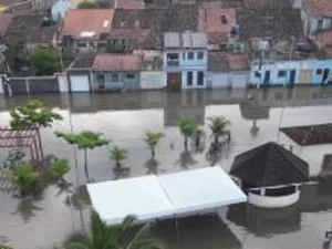 Lagoa Manguaba transborda em Marechal Deodoro e ruas do Centro ficam alagadas