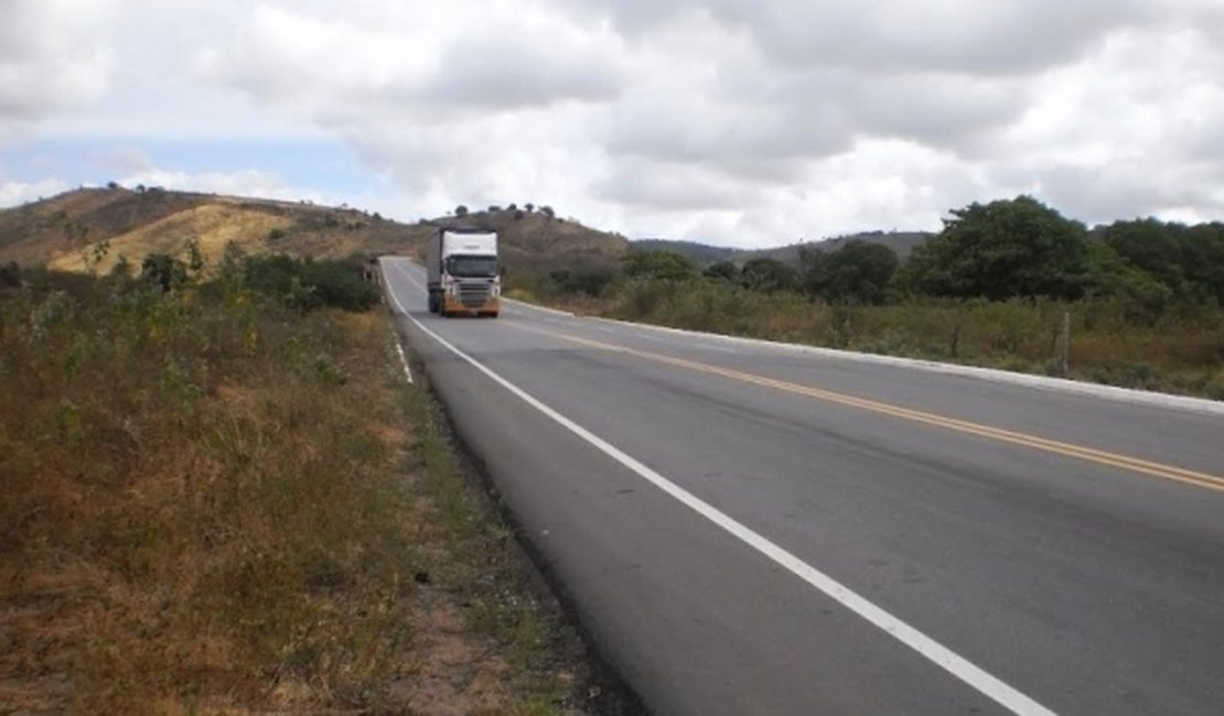 Colisão entre caminhonete e caminhão, é registrada em Palmeira dos Índios