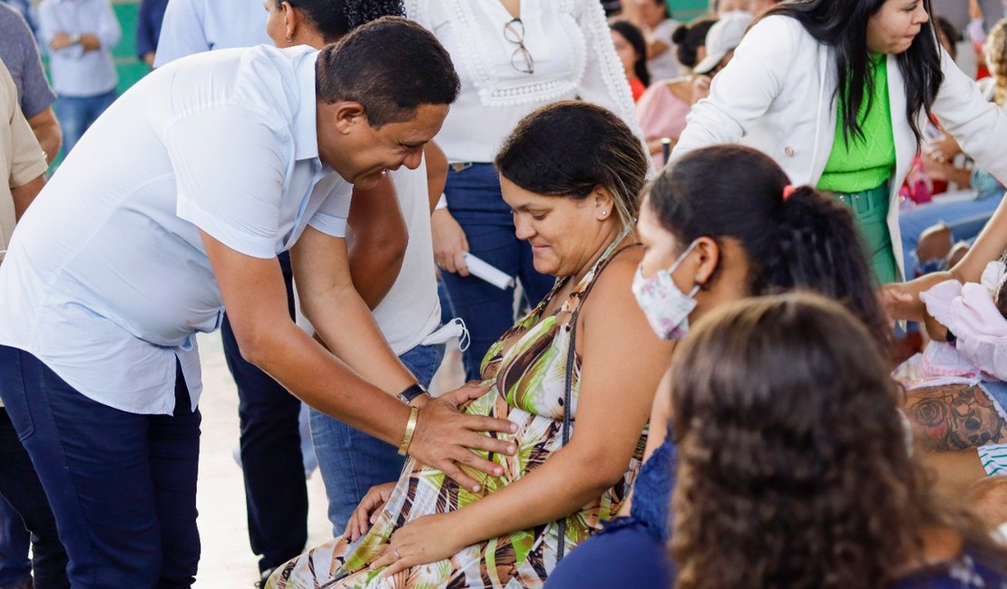 Prefeitura de Palmeira realiza entrega de cartões Cria, cestas de higiene e kits enxovais