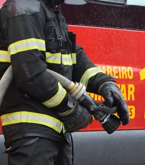 Poste pega fogo e fiação cai sobre caminhão-pipa em rua de Arapiraca