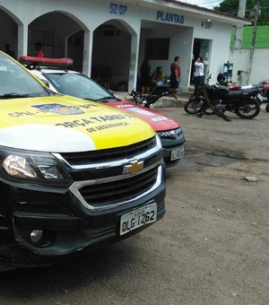 Polícia prende dois suspeitos  e apreende revólveres e munição dentro de veículo  em Arapiraca