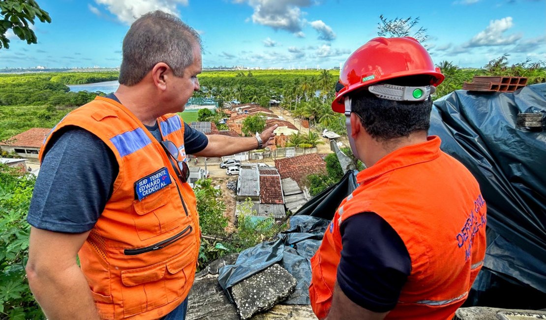Defesa Civil de Maceió vistoria residências em Coqueiro Seco, após fortes chuvas