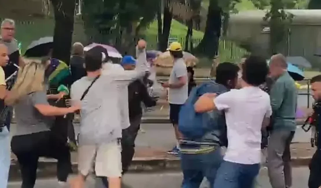 [Vídeo] Manifestantes bolsonaristas agridem jornalistas durante ação de desmonte de acampamento