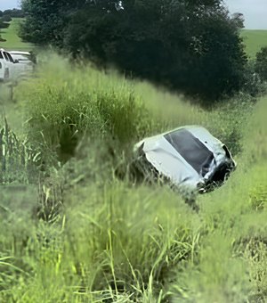 Motorista perde controle de Hilux e sai da pista na AL-110, em Arapiraca