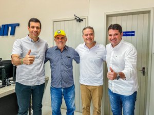 Prefeito de Igaci entrega a Renan Filho projeto de pavimentação do acesso ao Novo Rio