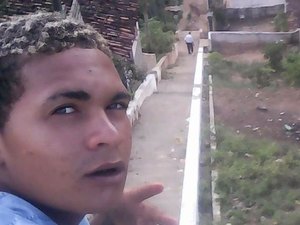 Jovem é assassinado a facadas em praça pública no interior