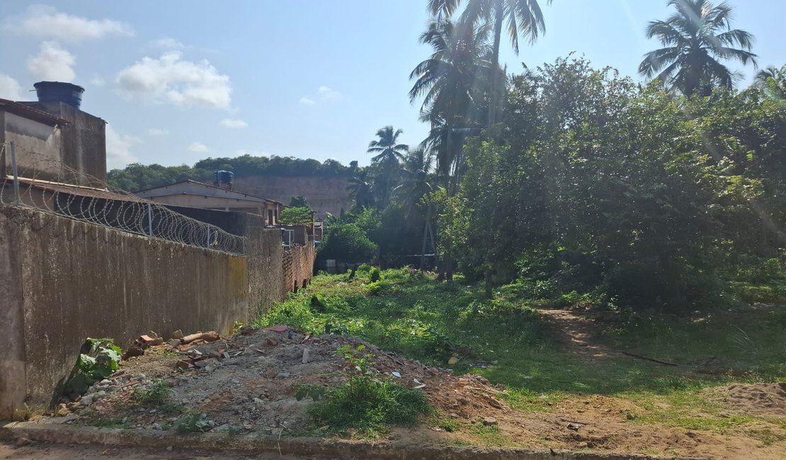Moradores denunciam queimada em terreno no bairro de Ipioca, em Maceió