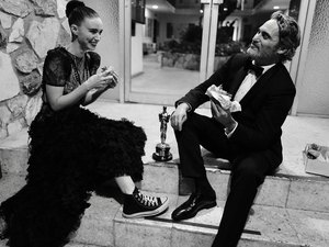 Joaquin Phoenix é clicado comendo hambúrguer após vitória no Oscar