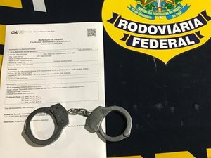 Foragido da Justiça por roubo é preso pela PRF com quase R$ 4 mil