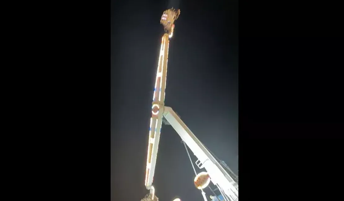 Brinquedo trava e deixa pessoas presas a metros de altura em parque de diversões