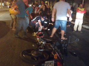 Três pessoas ficam feridas em colisão entre motocicletas