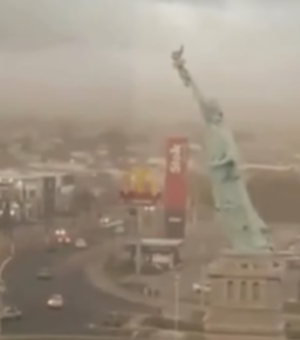 [Vídeo] Estátua da Havan cai com força do vento durante temporal no RS
