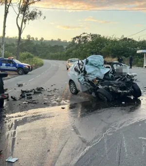 Colisão frontal entre caminhão e carro deixa sargento da PM morto em Branquinha