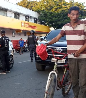 Homem passa mal dentro de carro no centro de Arapiraca