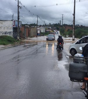 Chuva forte deixa ruas alagadas em Arapiraca