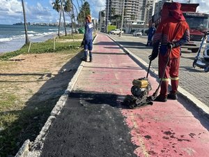 Infraestrutura recupera trechos danificados do calçadão na orla de Jacarecica
