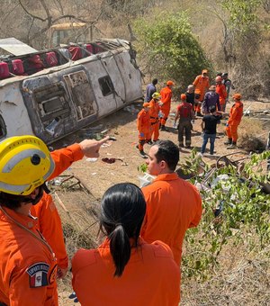 Passageiros foram arremessados e corpos ficaram sob ônibus que tombou no Sertão de AL