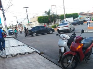 Carro estacionado no meio da rua causa transtornos em Arapiraca