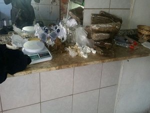 Serviço de Inteligência da PM e BPE apreendem drogas no bairro Cruz das Almas