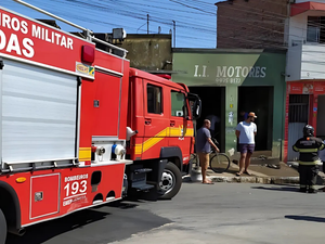 Homens são prensados contra parede por carro desgovernado no Jacintinho