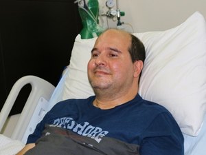 Médico com ELA luta em Brasília para importar droga e combater doença