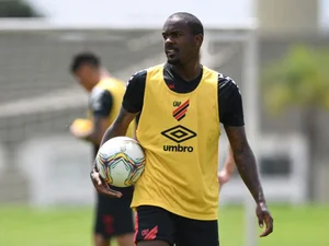 CSA acerta empréstimo de Yago, do Athletico