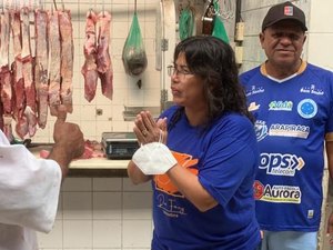 [Vídeo] Vereadora leva música para Mercado Público e Shopping Popular para homenagear feirantes