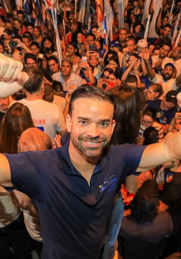 Paulinho Mendonça participa de caminhada no Jacintinho, em Maceió