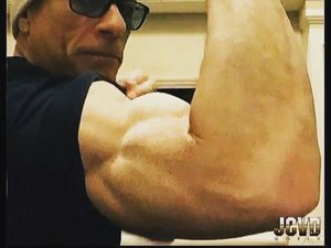 Aos 59 anos, Jean-Claude Van Damme impressiona seguidores com tamanho do bíceps