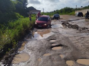Intransitável: carros atolam ao passar pela Marginal Piauí com buracos e lama em Arapiraca