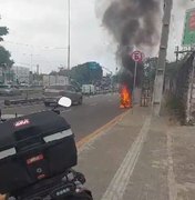 Moto pega fogo após acidente no Petrópolis