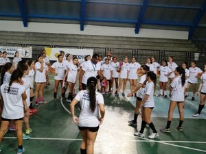 Estudantes e professores participam de oficina com membro da seleção brasileira de handebol