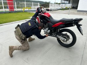 PRF encontra motocicleta com indícios de adulteração em Santana do Ipanema