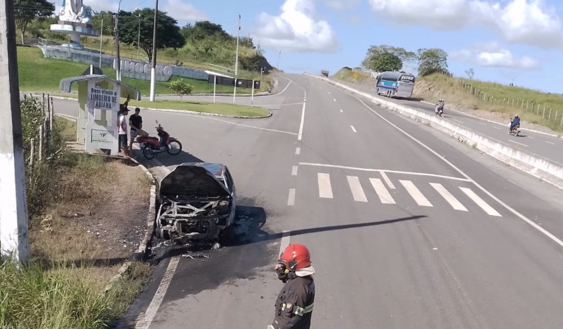 Carro fica destruído após pegar fogo em frente à entrada de Limoeiro de Anadia, na AL-220