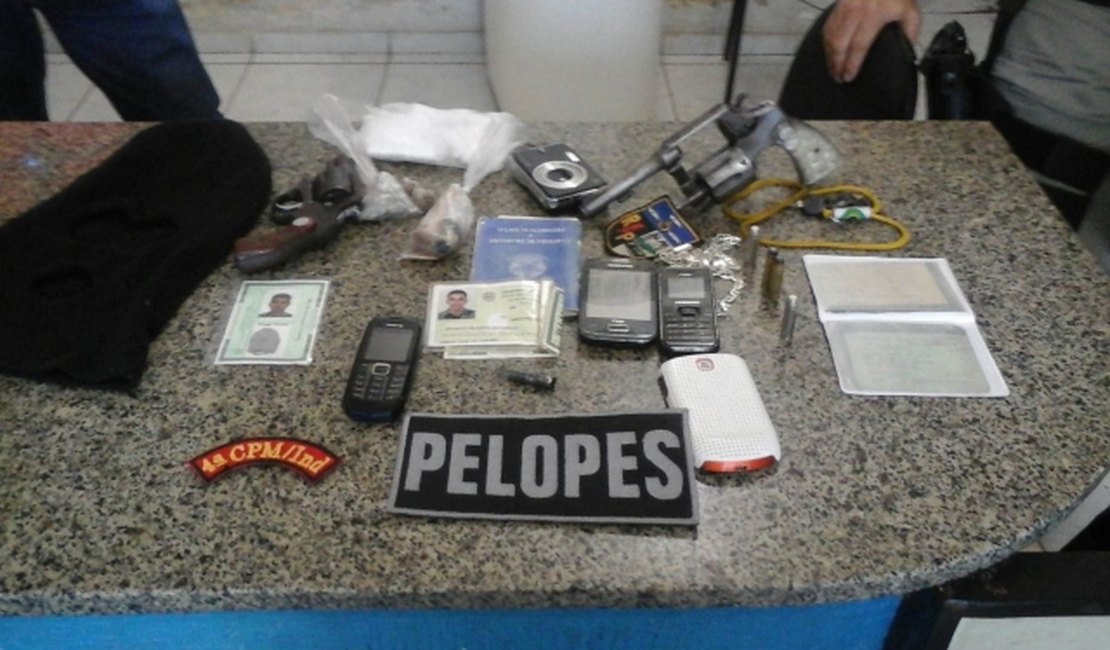 Policia prende duas pessoas, aprende drogas e armas em  Viçosa