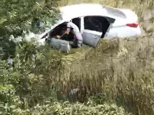 Carro capota no povoado Riacho Fundo, em Lagoa da Canoa