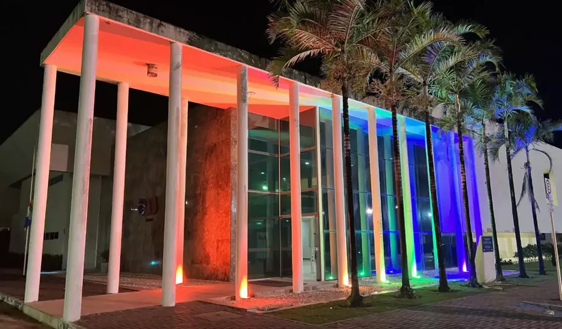 OAB/AL ilumina prédio sede em homenagem ao mês do Orgulho LGBTQIA+