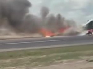 Aeronave que levava ministro do Congo cai e pega fogo após derrapar na pista