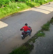 [Vídeo] Motociclista assalta jovem e é flagrado por câmeras de segurança