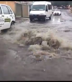 [Vídeo] Chuva forte causa alagamento e volume de água levanta bueiro em Arapiraca