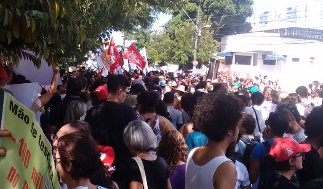 Manifestantes fecham Fernandes Lima em ato contra cortes na Educação