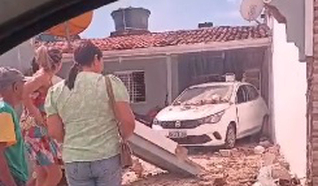 Motorista dá ré ao sair de casa e acaba invadindo muro da residência vizinha