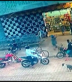 [Vídeo] Homens armados invadem mercadinho em Arapiraca