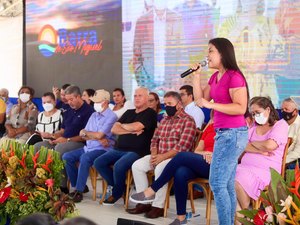 Gabriela e Gilberto Gonçalves prestigiam entrega de Ginásio na Barra de São Miguel ao lado de Arthur e Benedito de Lira