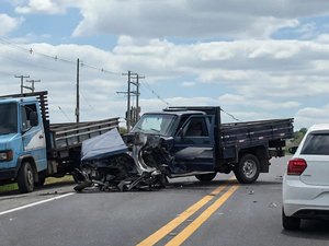 Duas picapes colidem de frente e deixam tráfego lento no Sertão de AL