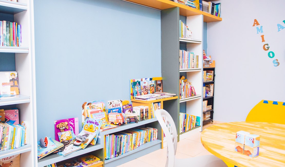 Escola de educação bilíngue doa biblioteca para crianças do Vergel do Lago